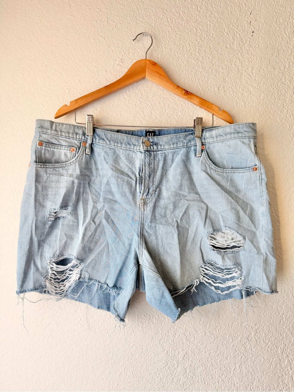Gap Light Wash Distressed 5” Short Sz 35